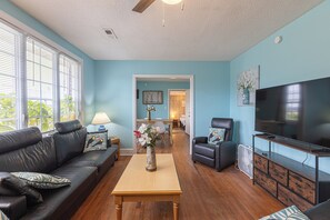 TV, fireplace - Lovely Central 2-King Huge Private Fenced-in Yard/Firepit/BBQ with Ocean View (Myrtle Beach)