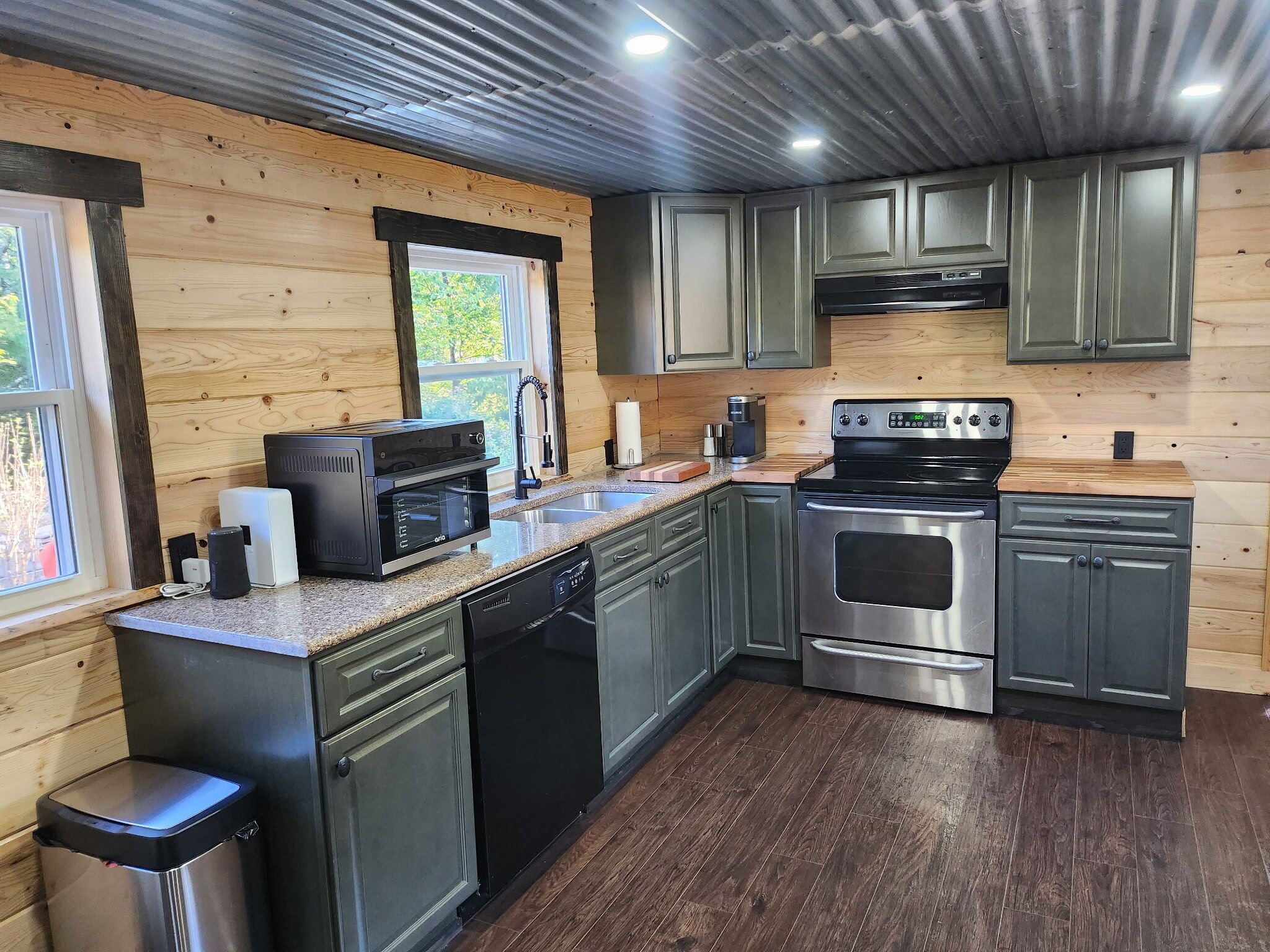 Fridge, oven, stovetop, dishwasher