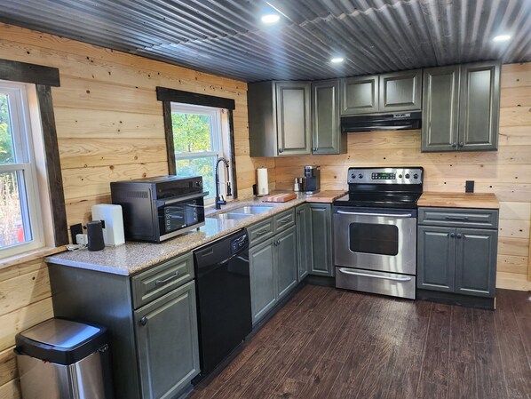 ثلاجة، فرن، موقد طهي مسطح، غسالة أطباق