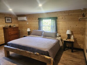 Free WiFi, bed sheets - Newly Renovated Home in Huntingdon- Near Juniata, Penn State, & Raystown Lake (Huntingdon)