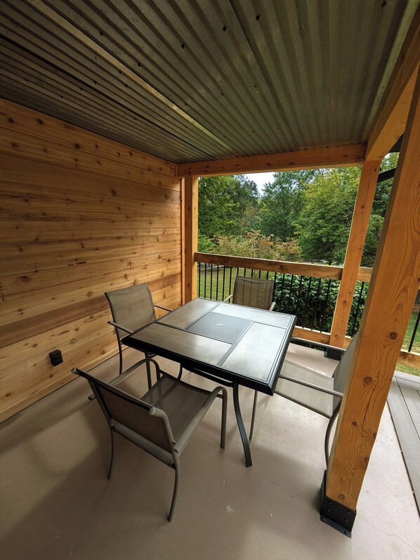 Outdoor dining - Newly Renovated Home in Huntingdon- Near Juniata, Penn State, & Raystown Lake (Huntingdon)