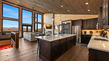 المنشأة من الداخل