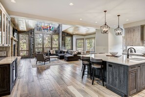 تلفزيون ذكي، مدفأة، كرة قدم الطاولة، مكتب