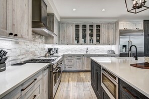 ثلاجة، ميكروويف، فرن، موقد طهي مسطح