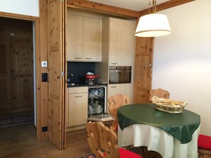 Dining - Amazing 1-bedroom apartment in Samedan (Samedan)
