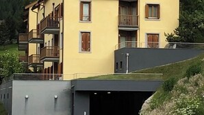 Un immeuble à plusieurs étages doté de balcons et d’une entrée de garage.