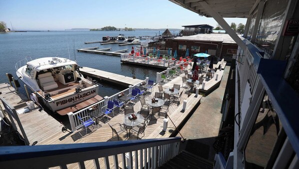 تناول الطعام بالخارج