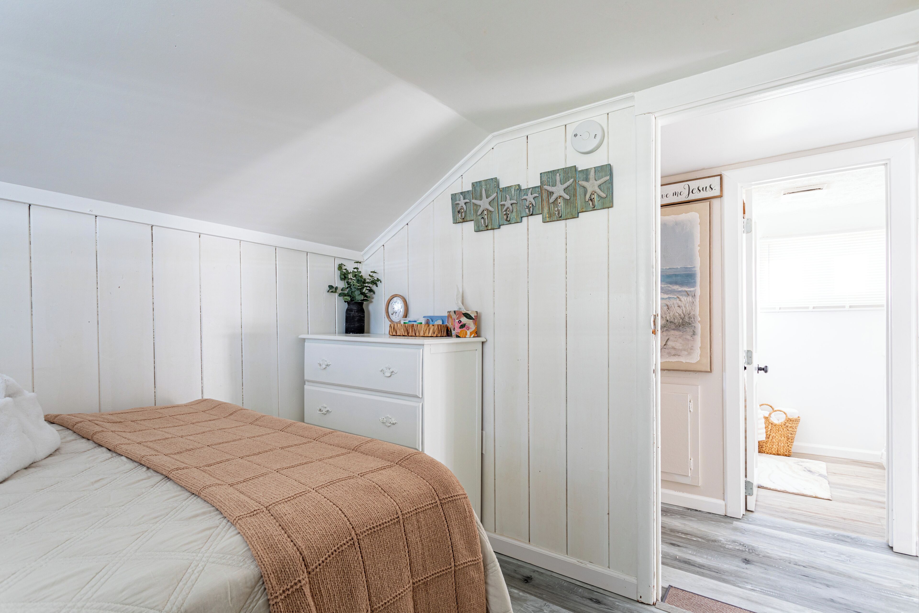 3 makuuhuonetta, silitysrauta/-lauta, ilmainen Wi-Fi, vuodevaatteet