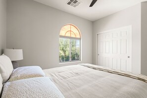 4 habitaciones, tabla de planchar con plancha, wifi y ropa de cama