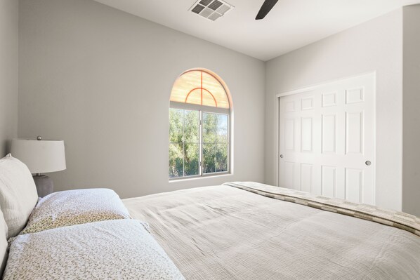 4 habitaciones, tabla de planchar con plancha, wifi y ropa de cama 