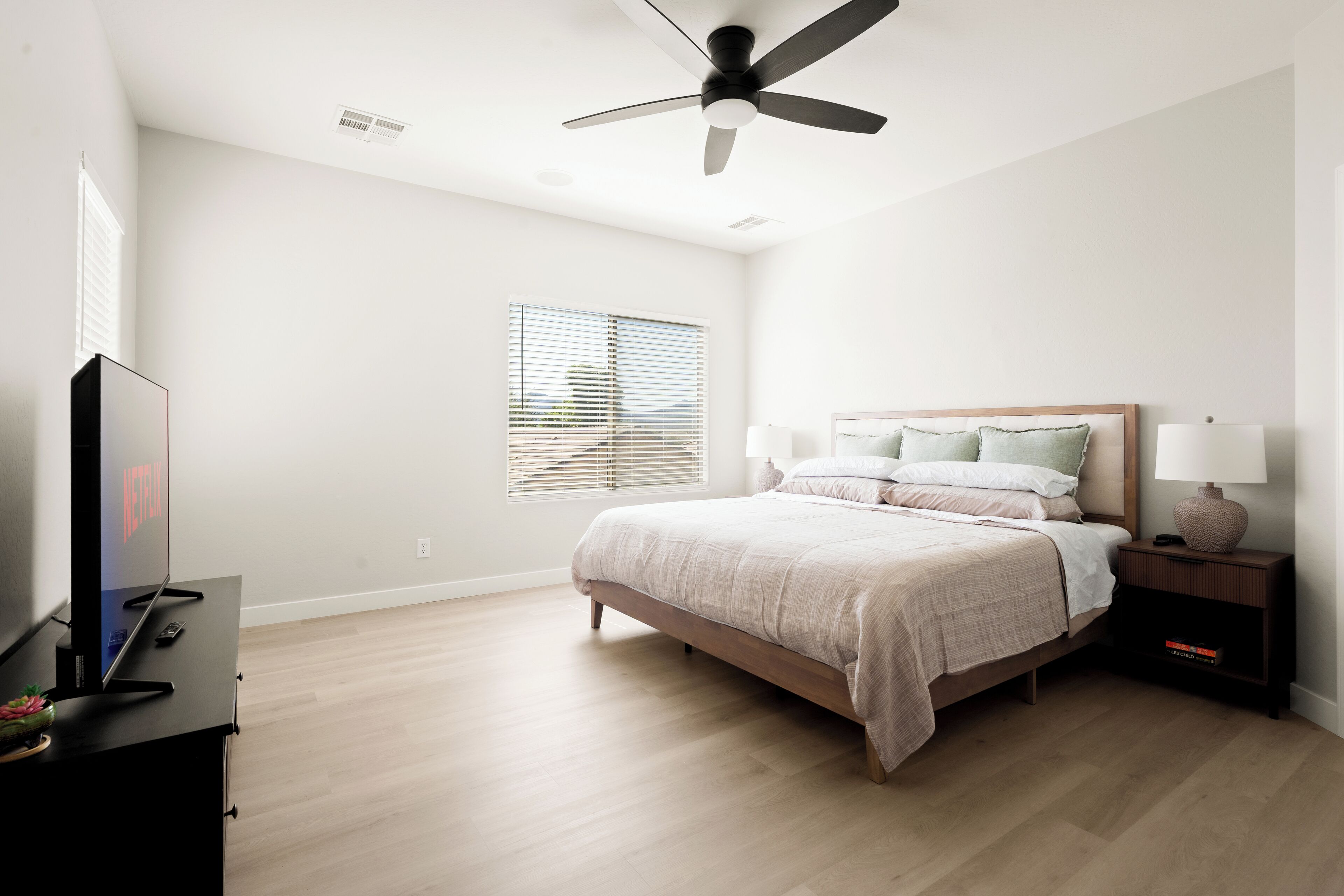 4 bedrooms, iron/ironing board, WiFi, bed sheets