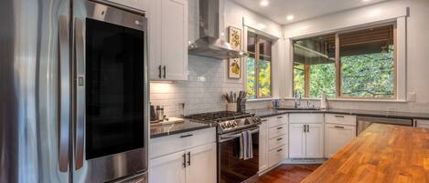 Frigorífico, microondas, horno y placa de cocina