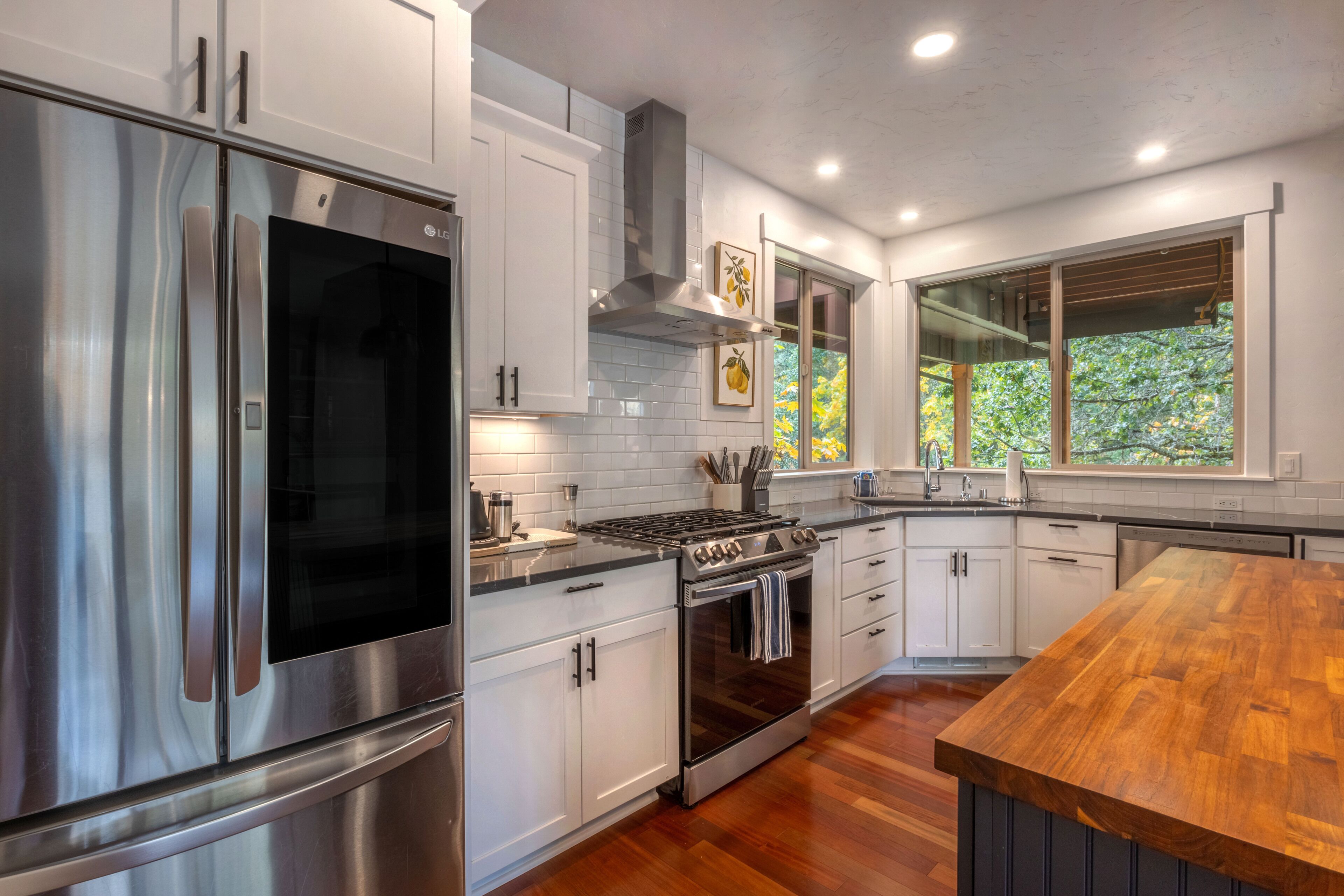 Réfrigérateur, four à micro-ondes, un four, surface de cuisson