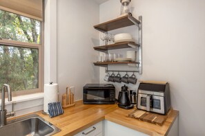 Kjøleskap, mikrobølgeovn, kaffetrakter/tekoker og brødrister