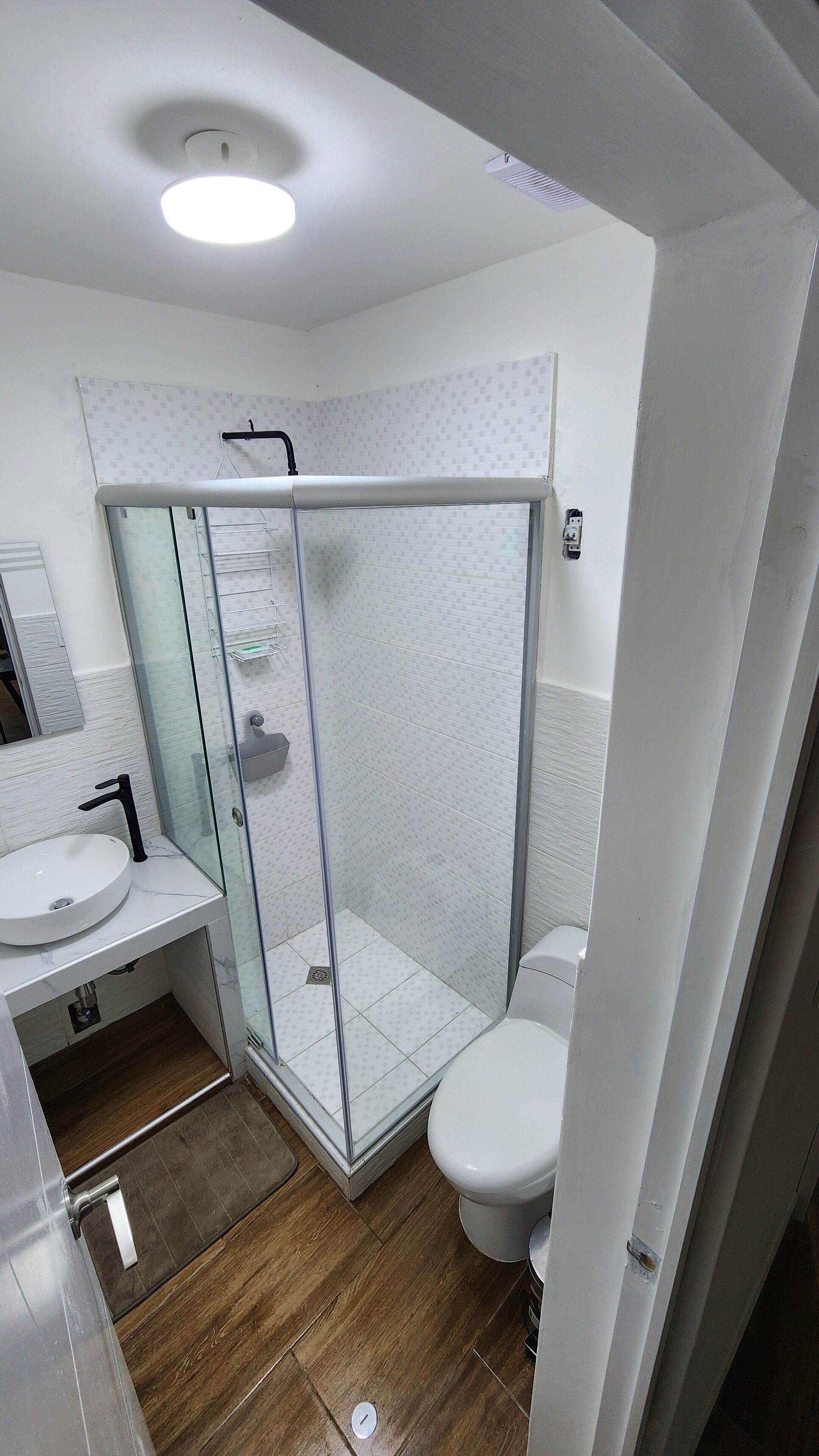 シャワー、タオル、石鹸、トイレットペーパー