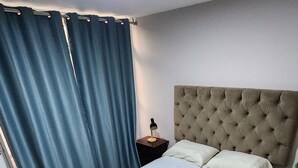 2 bedrooms, desk, WiFi, bed sheets