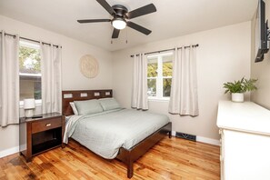 3 habitaciones, tabla de planchar con plancha, wifi y ropa de cama 