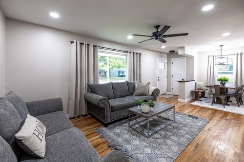 Charming Newly Renovated 3BR retreat – West Des Moines comfort!