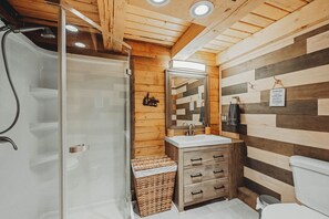Douche, sèche-cheveux, bidet, serviettes fournies