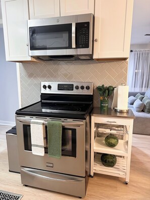 Microwave, oven, stovetop - Welcoming 3-bedroom house near Charlotte Airport and Uptown (Charlotte)