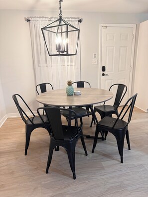 Dining - Welcoming 3-bedroom house near Charlotte Airport and Uptown (Charlotte)