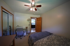 Iron/ironing board, WiFi, bed sheets - Odins Orchards (Castlegar)