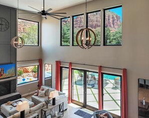 Smart TV, chimenea, videojuegos y tenis de mesa 