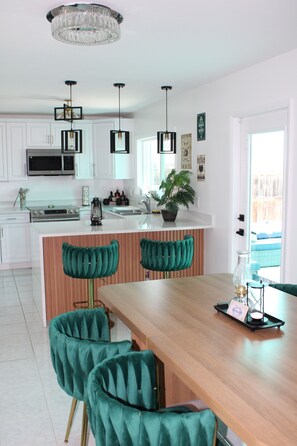 Kjøleskap, mikrobølgeovn, ovn og kokeplater