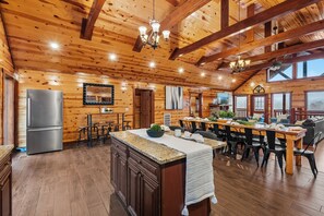 Dining - 8BR Sleeps 30+ Mini Golf + Arcade + Poker + Private Pool (Sevierville)