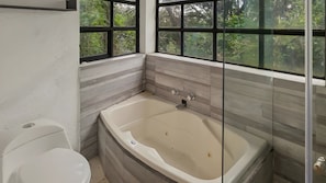 Baignoire à remous, serviettes fournies, savon, papier de toilette