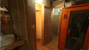 Een bubbelbad, handdoeken, zeep, toiletpapier