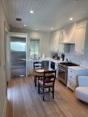 Kylskåp, mikrovågsugn, ugn och spishäll