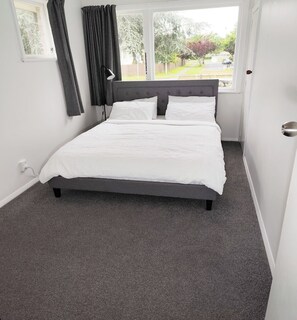 3 bedrooms, Internet, bed sheets - 3-Bedroom House +Private yard+sliding gate (Hamilton)