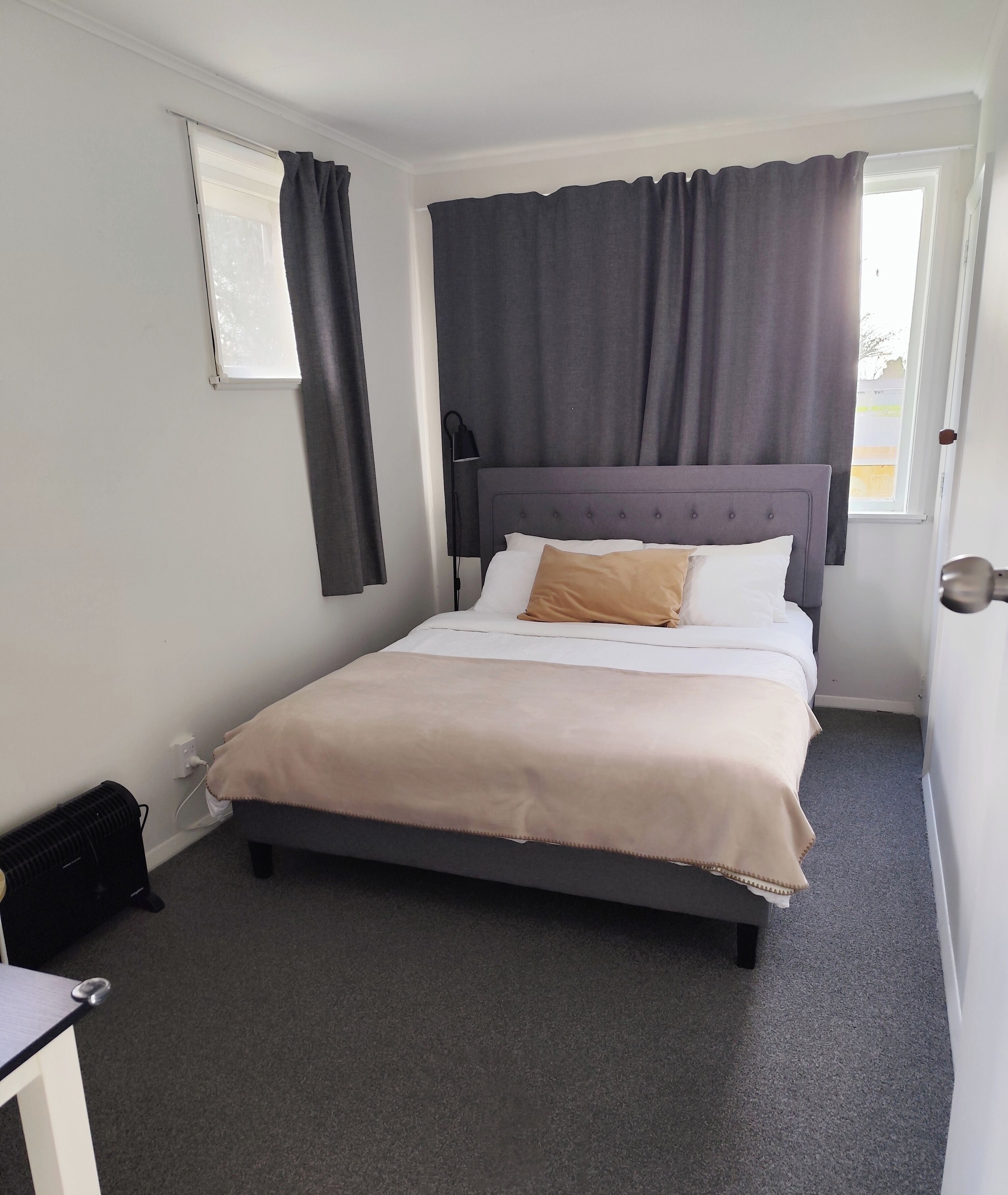 3 bedrooms, internet, bed sheets