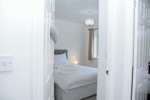 3 habitaciones, tabla de planchar con plancha, wifi y ropa de cama 