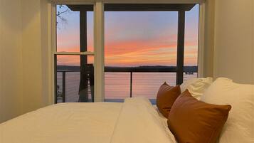 4 bedrooms, desk, travel crib, free WiFi