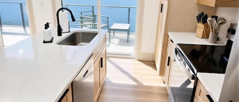 Wasserkocher mit Kaffee-/Teezubehör, Kühlschrank, Mikrowelle, Ofen