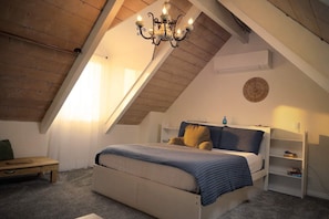 1 bedroom, free WiFi, bed sheets - Steps to Mission Beach Loft w/ Balcony (San Diego)