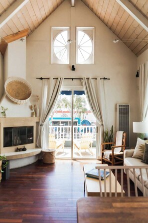 TV - Mission Beach Loft | Loft Living w/ Beach Access & Pet Friendly! (San Diego)