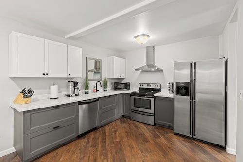 Furnished 3BR/2.5BA Duplex Home with Garage & Office in Snohomish, WA!