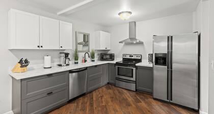 Furnished 3BR/2.5BA Duplex Home with Garage & Office in Snohomish, WA!