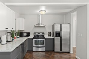 Kühlschrank, Mikrowelle, Ofen, Herdplatte