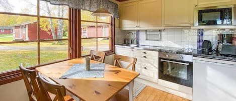 Een koelkast, een kookplaat, een koffiezetapparaat/waterkoker