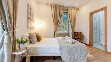 3 makuuhuonetta, työpöytä, silitysrauta/-lauta, ilmainen Wi-Fi