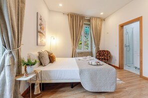 3 bedrooms, desk, iron/ironing board, free WiFi