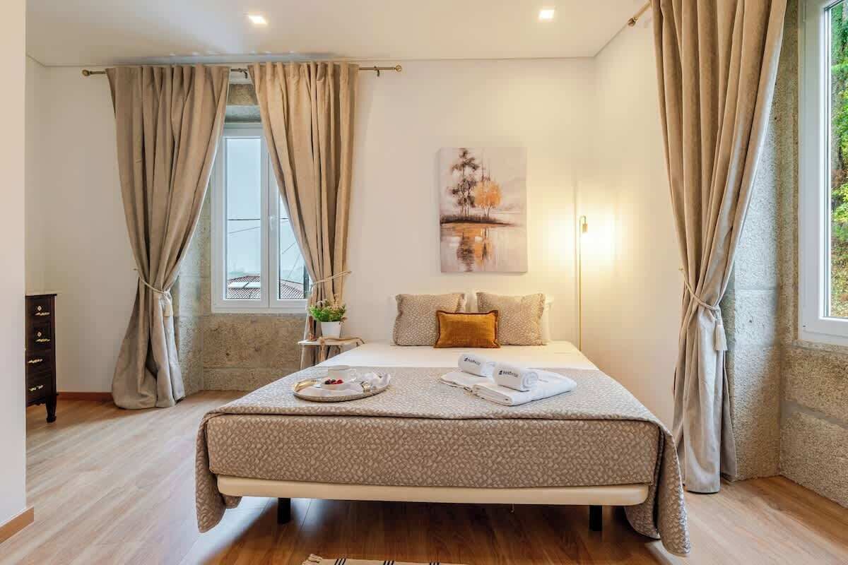 3 quartos, escrivaninha, ferros/tábuas de passar roupa