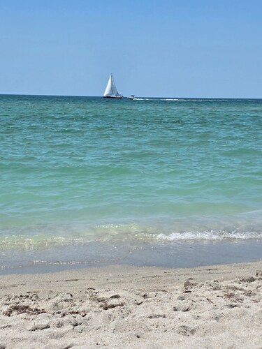 A gem with a view! 3-bedroom house on the bay