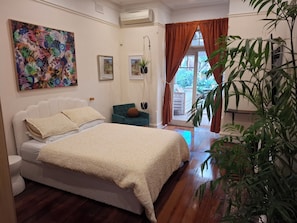 1 slaapkamer, een strijkplank/strijkijzer, wifi, beddengoed