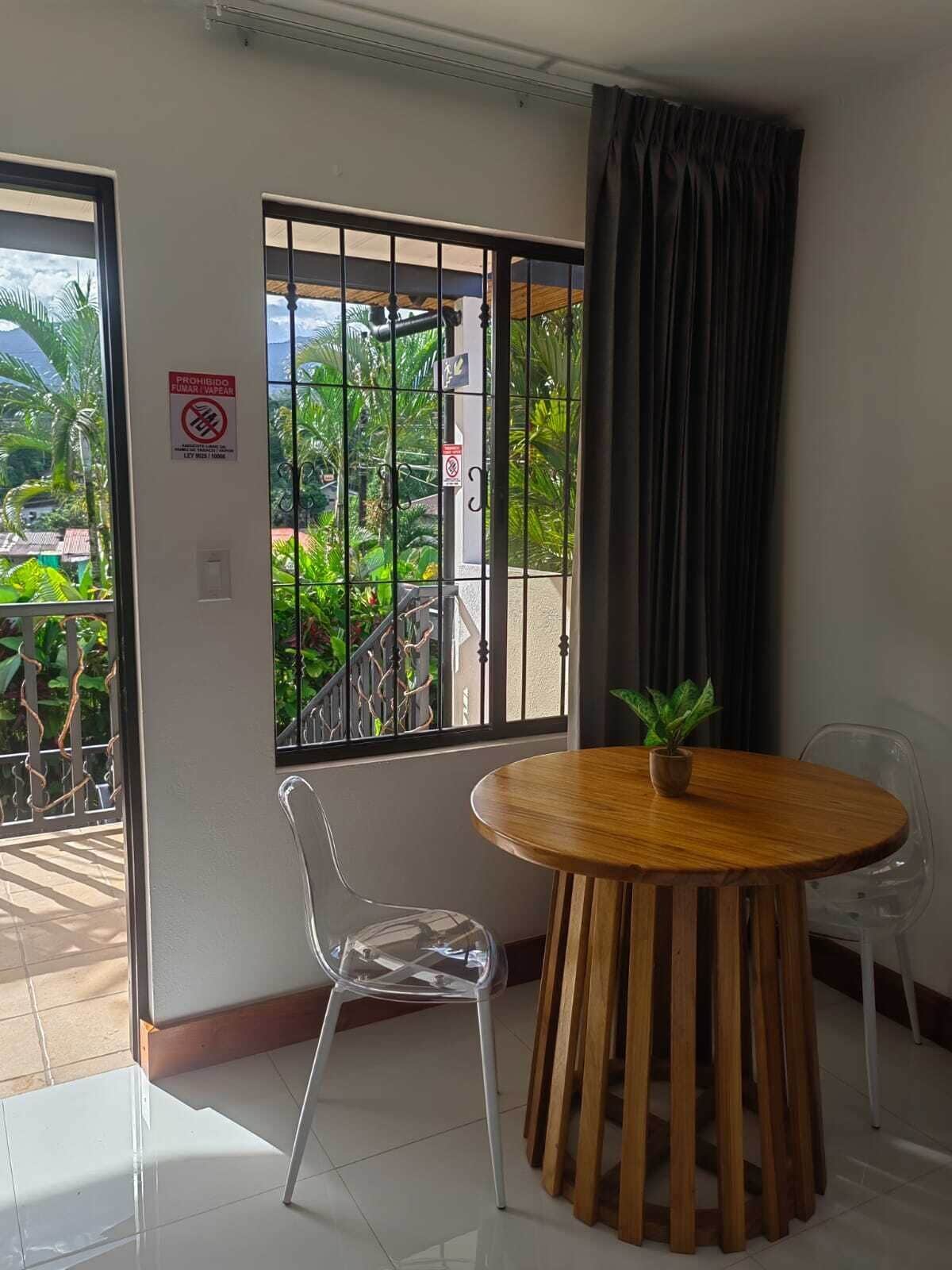 Habitación doble superior, 1 cama King size, vista al jardín | Área de sala de estar | Smart TV de 65 pulgadas con canales por cable 