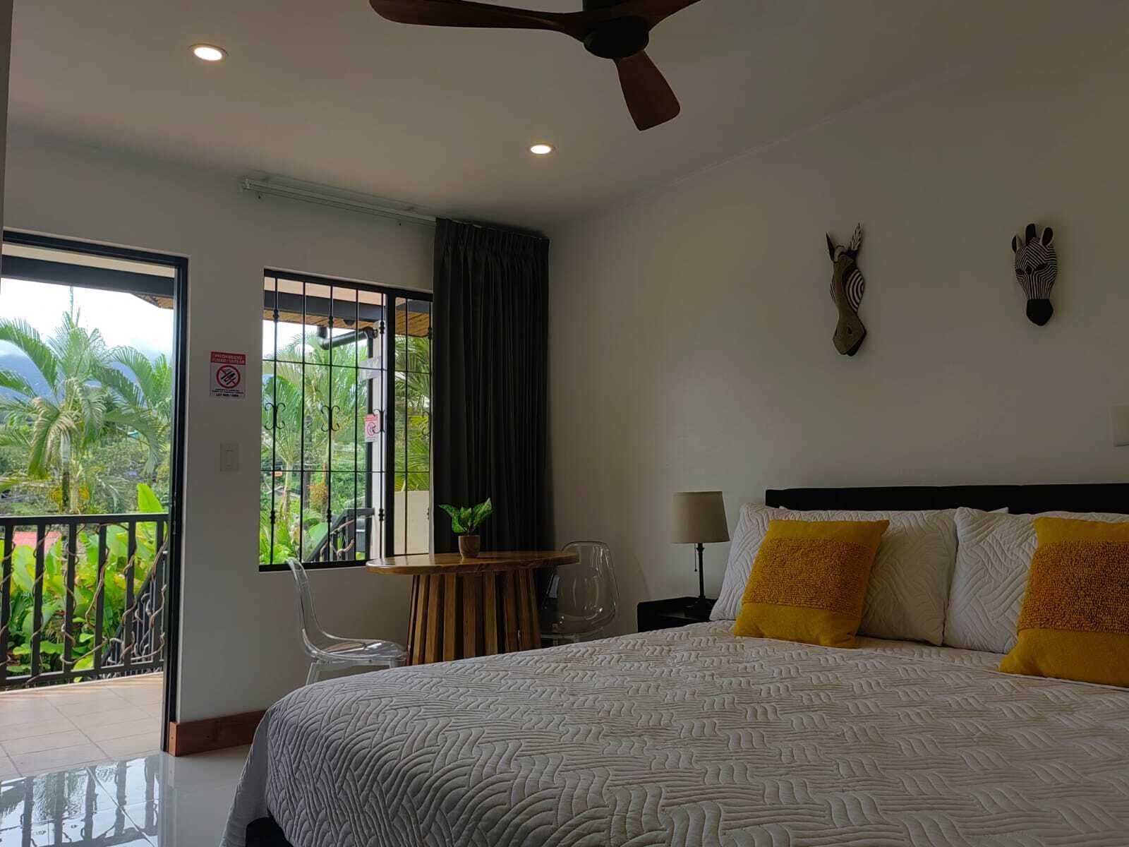 Kahden hengen superior-huone, 1 suuri parisänky, näköala puutarhaan | Ylelliset vuodevaatteet, untuvapeitot, ilmainen Wi-Fi